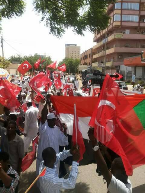بالصور .. القنصل التركي بالخرطوم يخاطب مسيرة شعبية مؤيدة للشرعية والديمقراطية في بلاده القنصل التركي بالخرطوم يخاطب مسيرة شعبية مؤيدة للشرعية والديمقراطية في بلاده