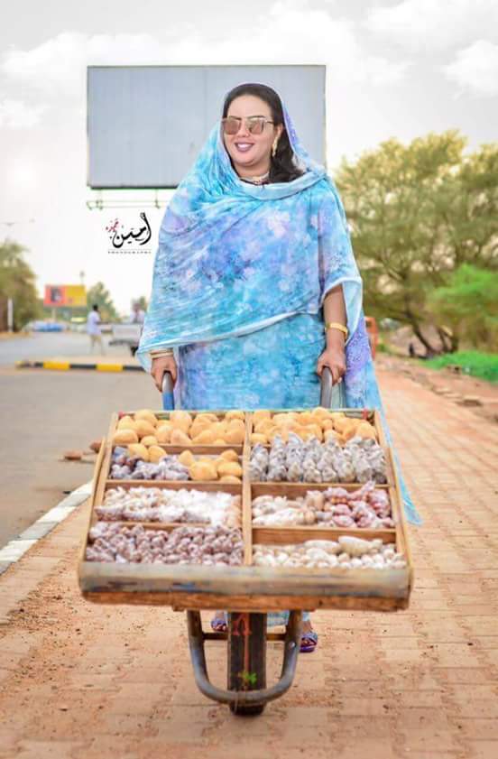 بالصور.. في اطلالة جديدة ندى القلعة تترك الغناء وتتجه لبيع الشاي ندى القلعة تقود " درداقة الفول والتسالي "