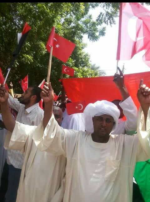 بالصور .. القنصل التركي بالخرطوم يخاطب مسيرة شعبية مؤيدة للشرعية والديمقراطية في بلاده القنصل التركي بالخرطوم يخاطب مسيرة شعبية مؤيدة للشرعية والديمقراطية في بلاده