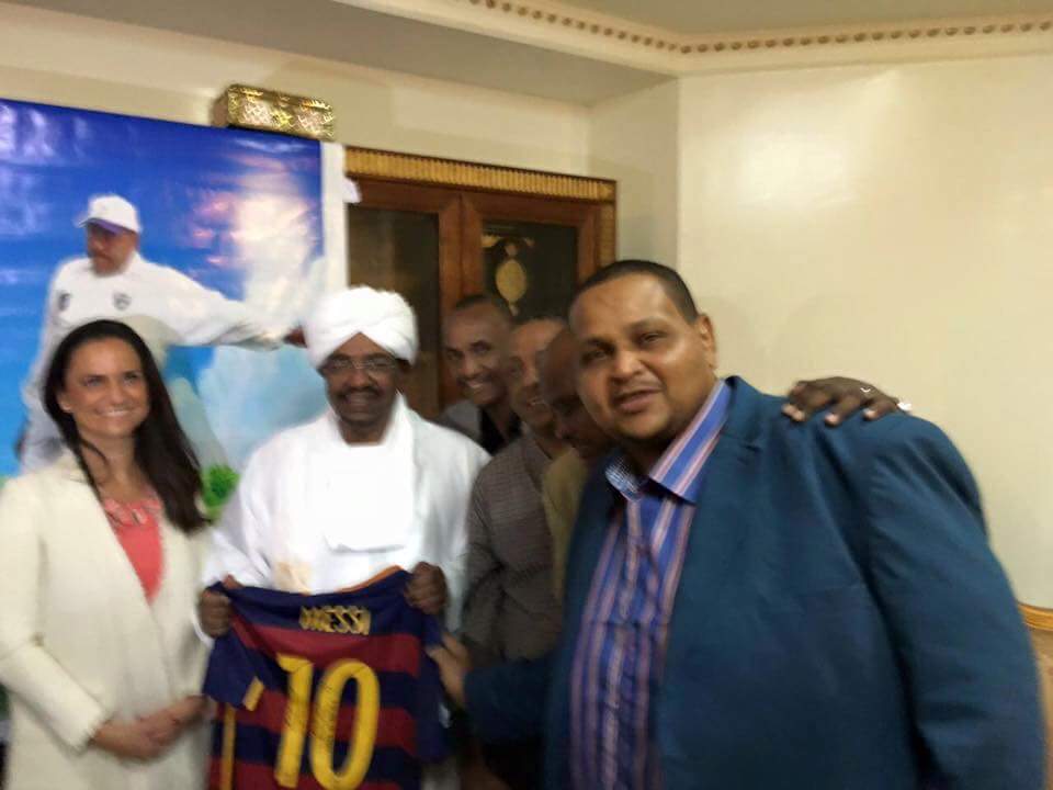 نادي برشلونة يهدي الرئيس السوداني قميص بتوقيع ميسي ونيمار اهداء قميص ميسي للرئيس السوداني عمر البشير - برشلونة الاسباني