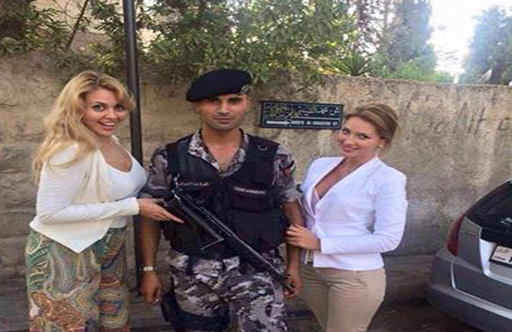 صورة لشرطي أردني مع موظفات السفارة الروسية في العاصمة عمّان تثير جدلاً صورة لشرطي أردني مع موظفات السفارة الروسية في العاصمة عمّان تثير جدلاً