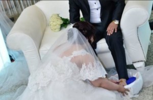 بهذه الطريقة عبرت مصرية عن حبها وطاعتها لعريسها! عروس