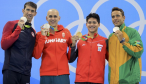 طفل معجب في 2008 بالسباح الأميركي يهزمه في البرازيل فليبس 2