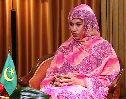 بالصور... حقيقة زواج مدير مكتب الرئيس البشير من وزيرة مورتانية ودفع أغلى مهر في التاريخ وزيرة الخارجية المورتانية السابقة الناها بنت مكناس