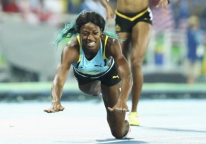 هكذا "طارت" عداءة الباهاما لتربح السباق في أولمبياد ريو Shaunae Miller (BAH) of Bahamas dives over the finish line to win gold. REUTERS/Lucy Nicholson