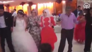 مفاجأة غير سارة أثناء حفل زفاف زوج