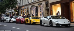 أثرياء خليجيون ينقلون سياراتهم الفارهة جواً إلى لندن.. لا يستخدمونها والبريطانيون يلتقطون معها الصور سيارات فارهة