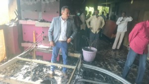 بالصور المذيع سوركتي عبدالعزيز كان داخل الاستديو حين انطلقت شرارة بداية الحريق بقناة النيل الأزرق حريق3