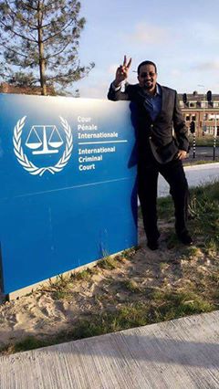 بالصور .. شيخ الأمين يستفز البشير من أمام مقر محكمة الجنايات الدولية بلاهاي 22333