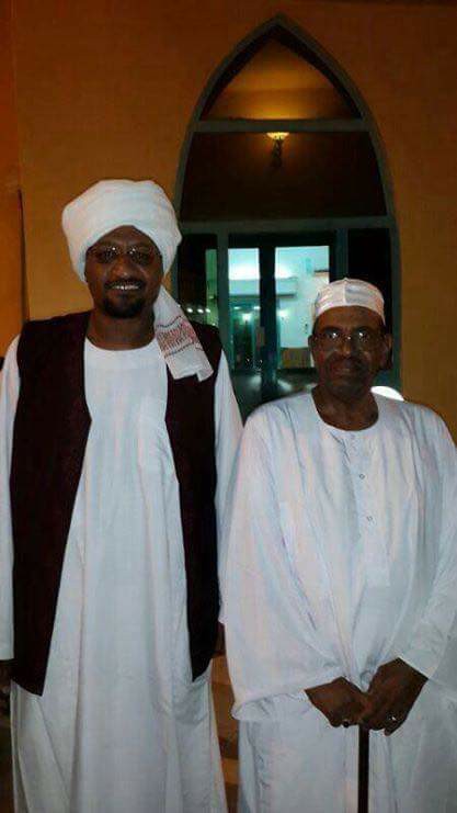 بالصور .. شيخ الأمين يستفز البشير من أمام مقر محكمة الجنايات الدولية بلاهاي 34343