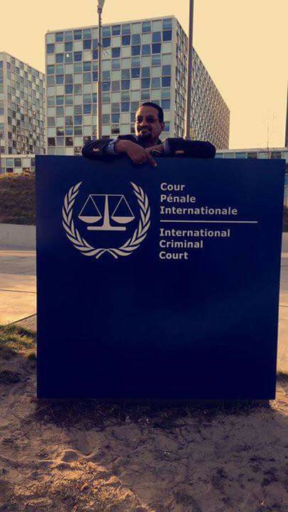بالصور .. شيخ الأمين يستفز البشير من أمام مقر محكمة الجنايات الدولية بلاهاي 4545454