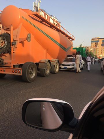 بالصور .. شاهد أغرب حادث بين دورية شرطة المرور وشاحنة غلال 114141