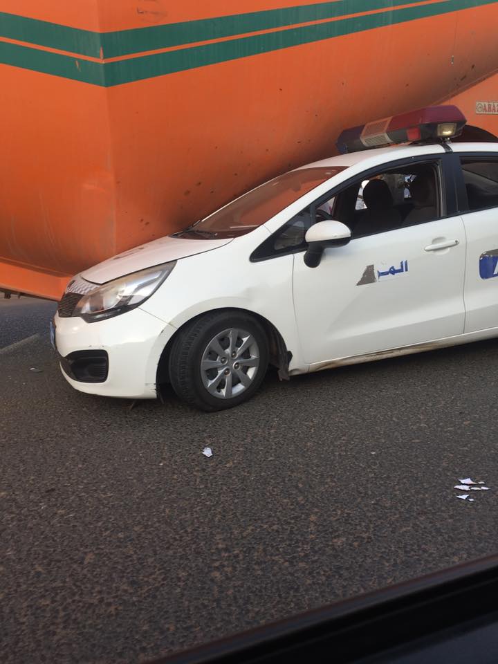 بالصور .. شاهد أغرب حادث بين دورية شرطة المرور وشاحنة غلال 41414141