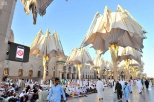 بالصور المظلات ومراوح الرذاذ تلّطف الأجواء بساحات المسجد النبوي المسجد النبوي 2