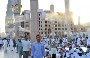بالصور المظلات ومراوح الرذاذ تلّطف الأجواء بساحات المسجد النبوي المسجد النبوي 3