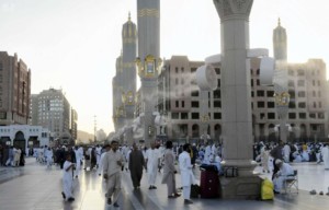 بالصور المظلات ومراوح الرذاذ تلّطف الأجواء بساحات المسجد النبوي المسجد النبوي 4