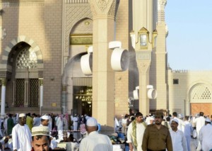 بالصور المظلات ومراوح الرذاذ تلّطف الأجواء بساحات المسجد النبوي المسجد النبوي 5