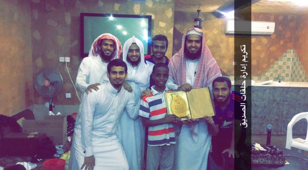 بالصور .. حفل وداع لطالب سوداني بعد قرار أسرته مغادرة السعودية 1 2