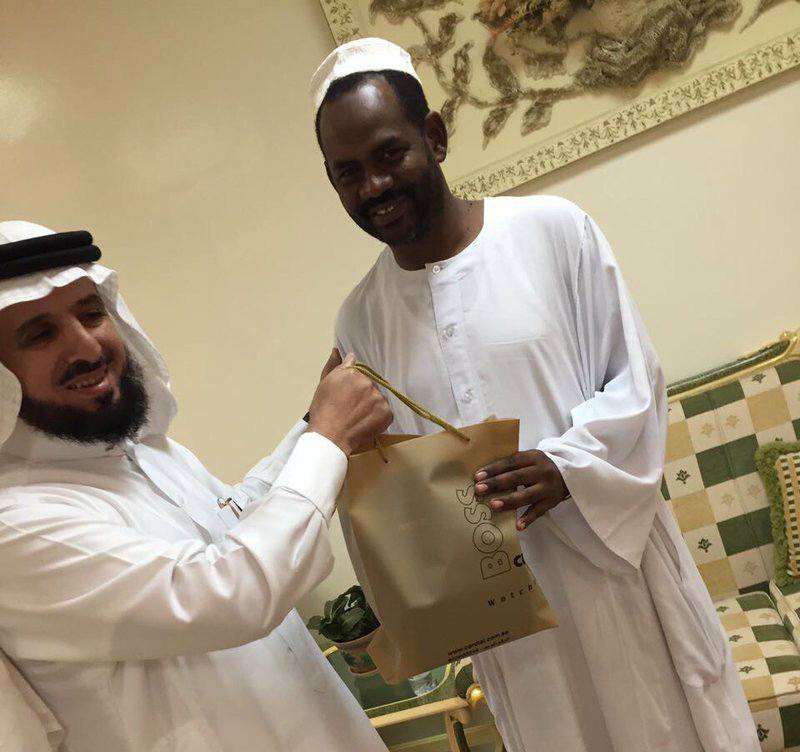 سوداني يعثر على مصوغات ذهبية بربع مليون ويسلمها لصاحبها بخميس مشيط 747474474747