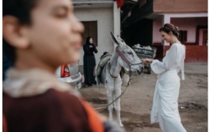 مصري وعروسه يبهران مواقع التواصل بصور "غير تقليدية" ma3