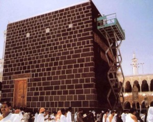 صورة نادرة.. شاهد الكعبة المشرفة بدون كسوتها 60606090