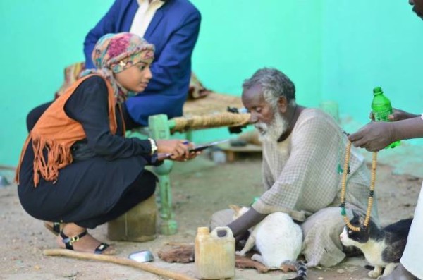 سوداني يتونس مع القطط