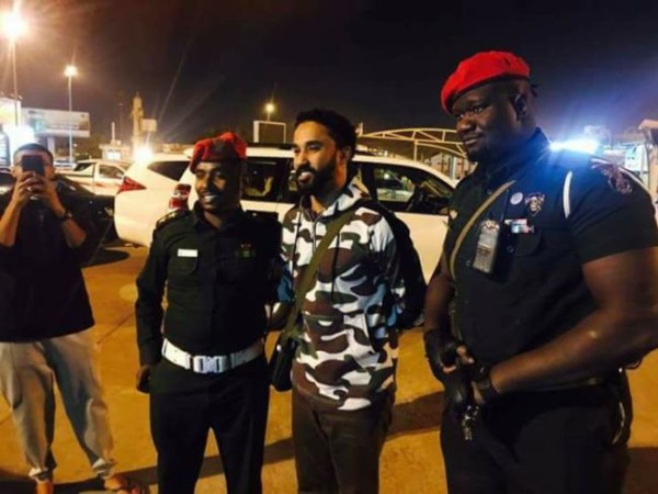 بالصورة.. الفنان أحمد الصادق في قبضة الجيش احمد الصادق في قبضة الجيش