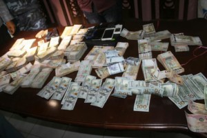 بالصور :القبض على أحد المتهمين في سرقة صرافة بامدرمان وإسترداد كافة المبالغ المسروقة مسروقات عملات